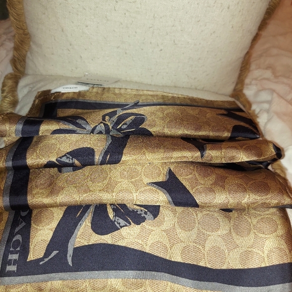 Coach NWT Signature Square Silk Bow Scarf in Medium Khaki and Black 23"Sq - Picture 5 of 14